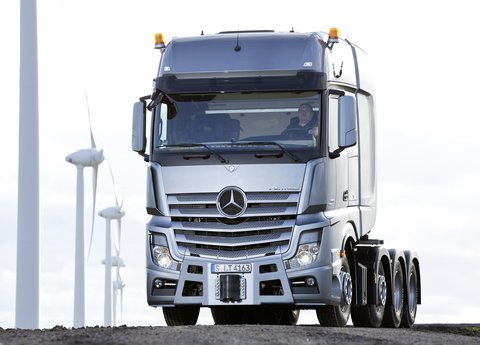 automüller – Mercedes-Benz Actros 250T Lkw, Frontansicht vor Windrädern