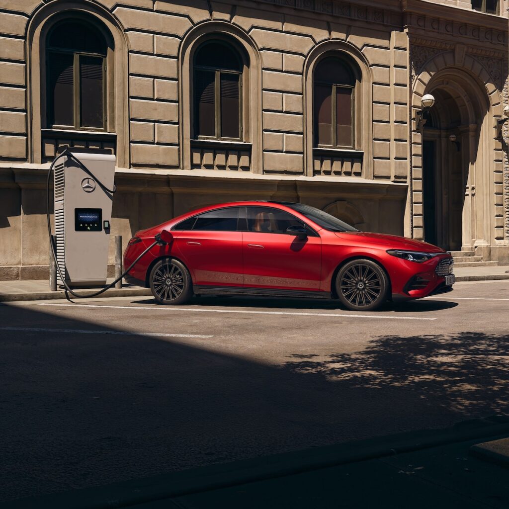 automüller – Mercedes-Benz CLA in Rot an Ladestation vor historischer Gebäudefassade