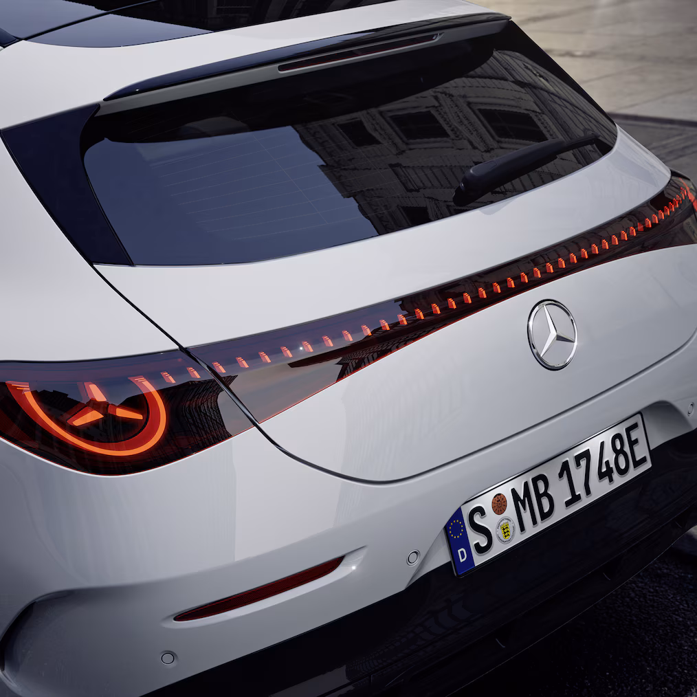 automüller – Mercedes-Benz CLA in Weiß, Heckansicht mit durchgehendem LED-Lichtband