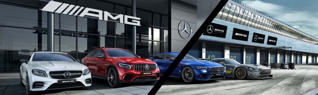 automüller – AMG Schriftzug und rote/blaue Sportwagen im Schaufenster des AMG Performance Center