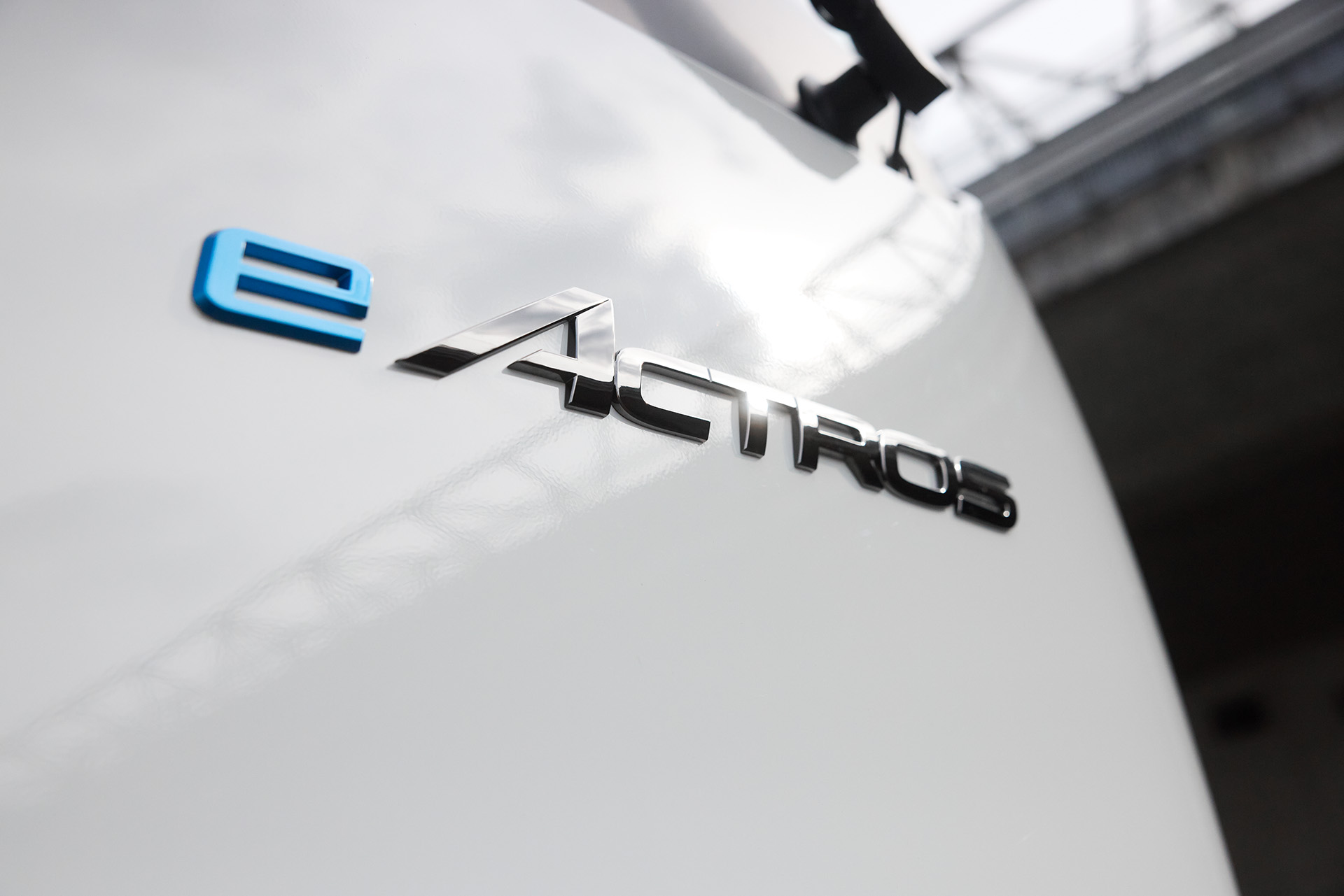 automüller – Mercedes-Benz eActros Schriftzug, Detailaufnahme der Fahrzeugbeschriftung