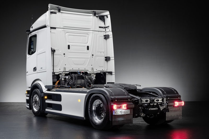 Modernes Fahrerhaus des vollelektrischen Mercedes-Benz eActros 600