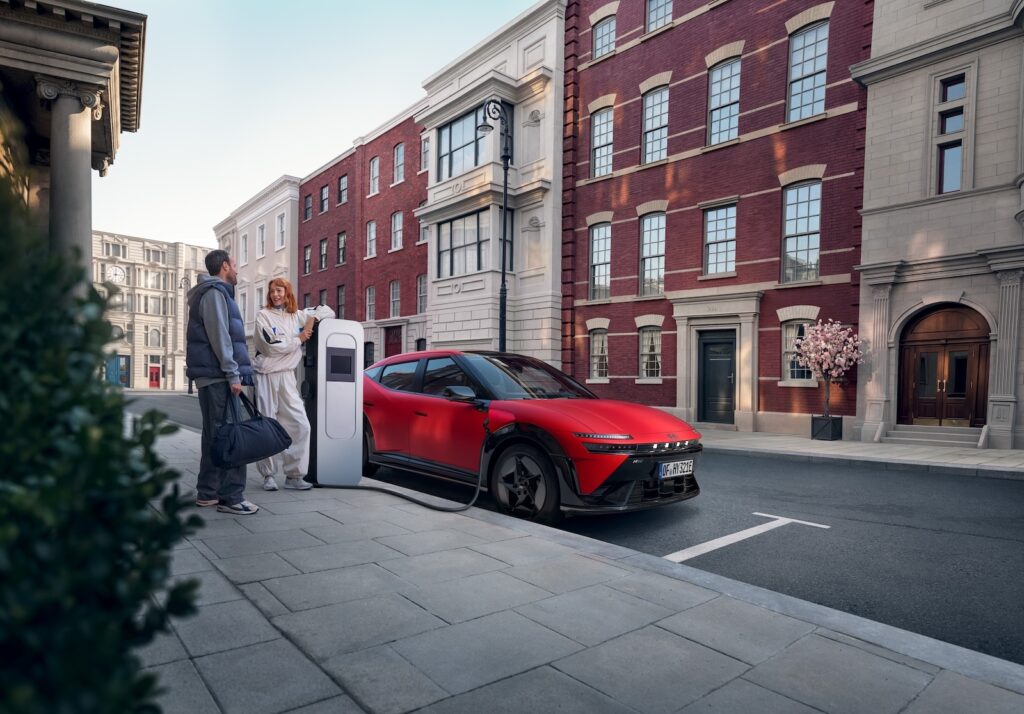 Hyundai IONIQ 3 N Line beim Laden in der Stadt