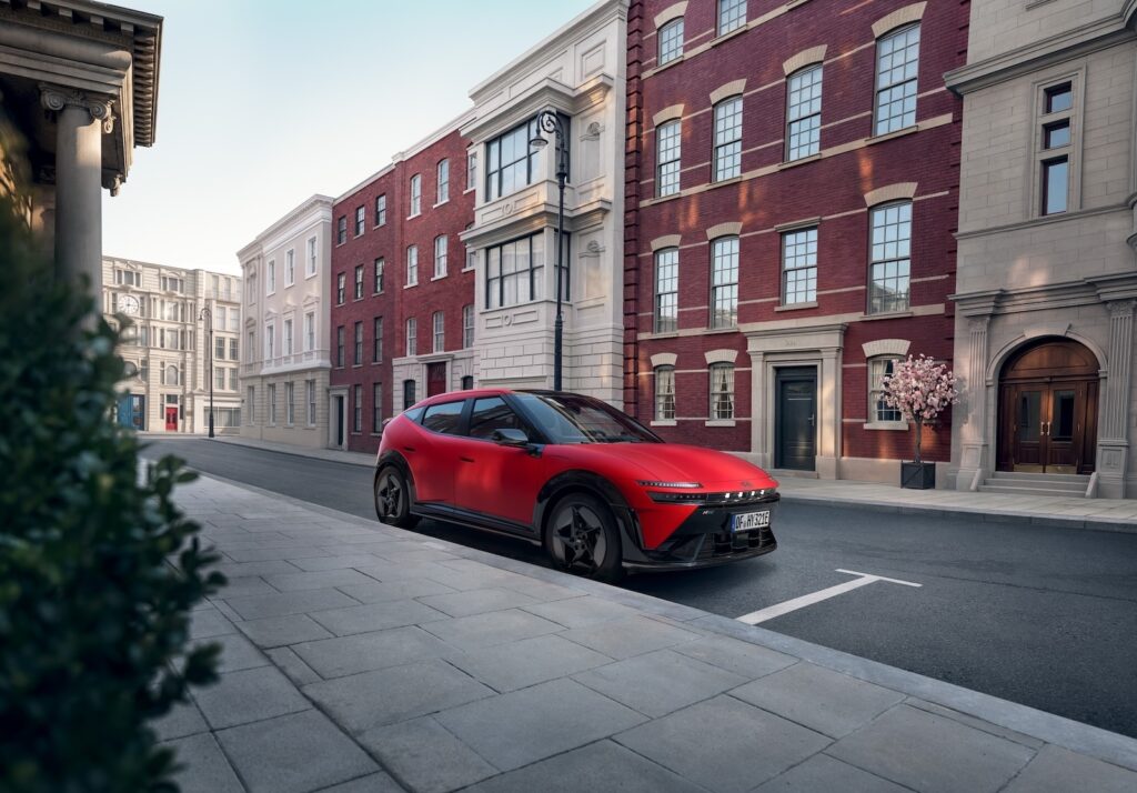 Geparkter Hyundai IONIQ 3 N Line in urbaner Umgebung