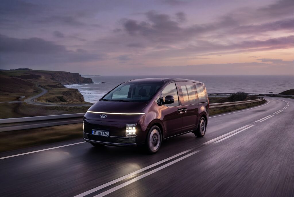 Hyundai STARIA Elektro auf einer Küstenstraße