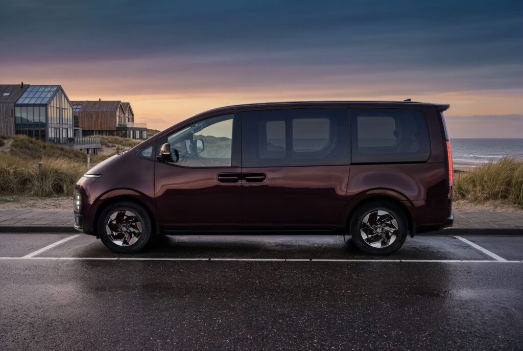 Hyundai STARIA Elektro in Seitenansicht am Meer