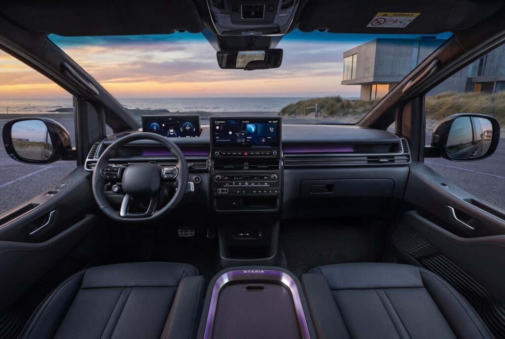 Cockpit des Hyundai STARIA Elektro mit Blick aufs Meer